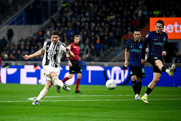 Inter vs Juventus Review: Manuel Locatelli scores during the Serie A match between Inter and Juventus at the Giuseppe Meazza on February 14, 2026.