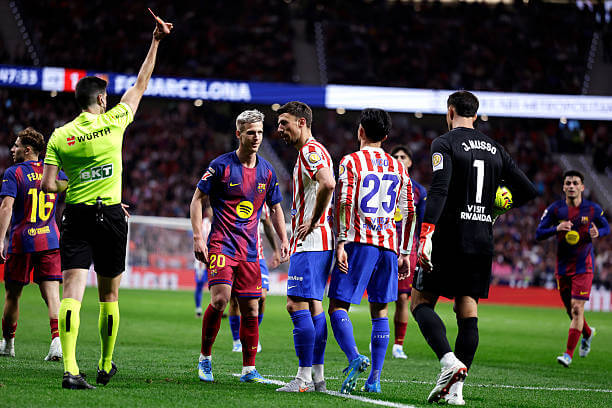 Atletico Madrid vs Barcelona Review: Referee Mateo Busquets Ferrer shows a red card to Nicolas Gonzalez during the La Liga match between Atletico Madrid and Barcelona at the Metropolitano on April 04, 2026.