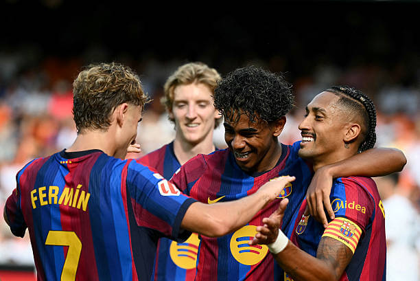 Valencia vs Barcelona Review: Barcelona players celebrate during the LaLiga 2026/27 match between Valencia and Barcelona at Estadi de Mestalla on September 06, 2026.