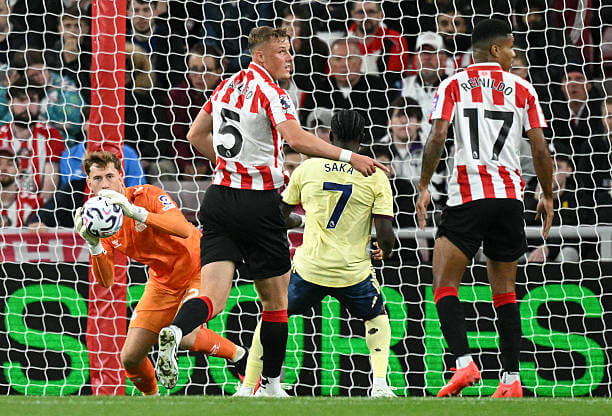 Sunderland vs Arsenal Review: Robin Roefs saves a shot from Bukayo Saka during the Premier League match between Sunderland and Arsenal at the Stadium of Light on September 12, 2026.