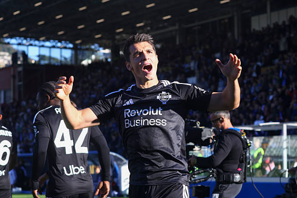 Serie A Roundup, Matchday 8: Anastasios Douvikas celebrates his goal during the Serie A match between Como 1907 and Sassuolo at the Giuseppe Sinigaglia stadium on October 24, 2026.