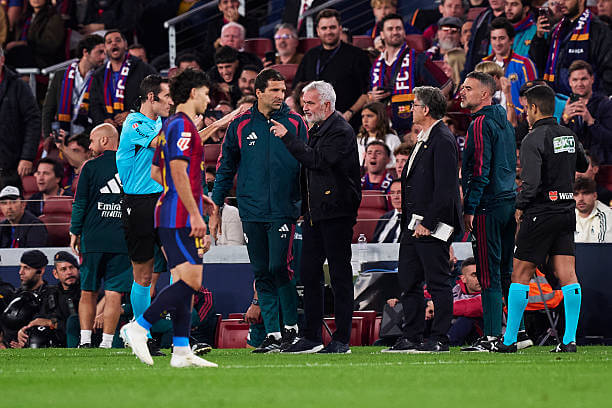 Barcelona vs Real Madrid Review: Jose Mourinho speaks with referee Juan Martinez Munuera during the LaLiga 2026/27 match between Barcelona and Real Madrid at the Camp Nou on October 25, 2026.