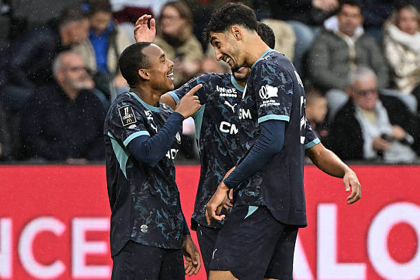 Ligue 1 Roundup, Matchday 7: Marseille players celebrate during the Ligue 1 match between Angers and Marseille at the Stade Raymond-Kopa on October 18, 2026.