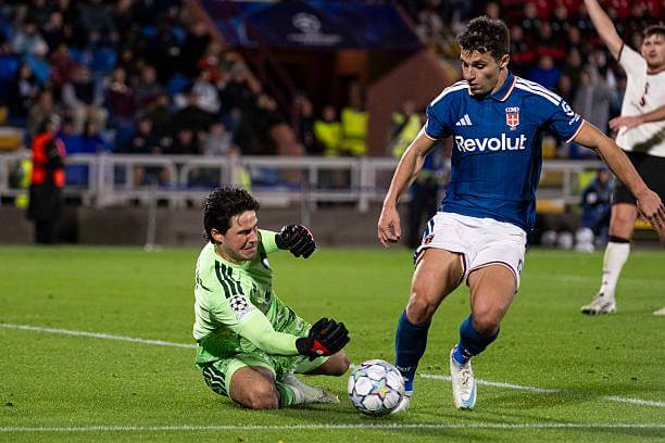 Como vs Manchester United Review: Senne Lammens makes a save against Anastasios Douvikas during the UEFA Champions League 2026/27 League Phase MD3 match between Como and Manchester United at Giuseppe Sinigaglia Stadium on October 21, 2026.